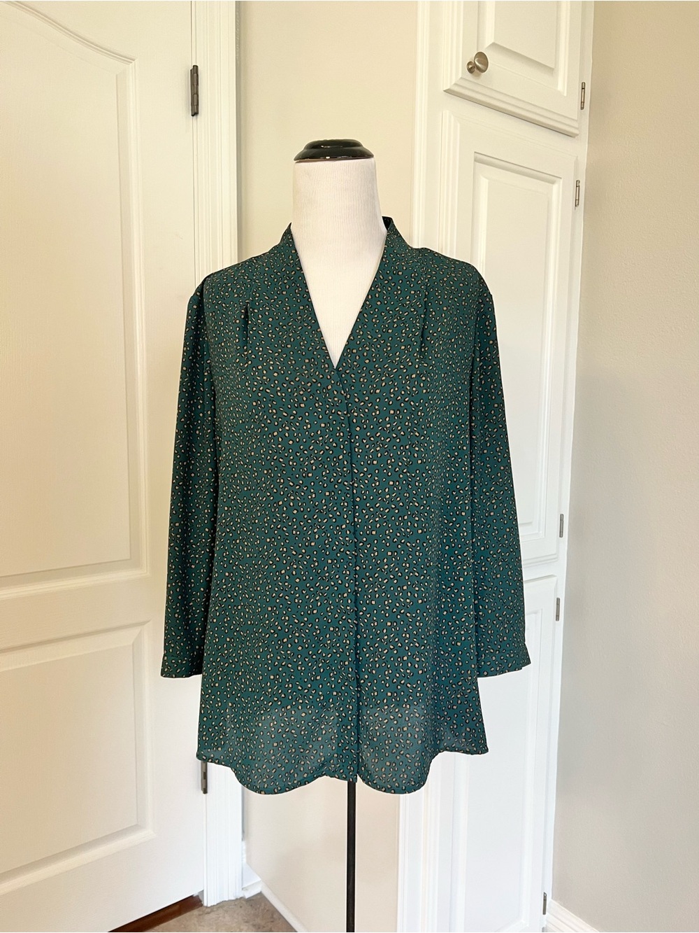 EUC INVESTMENTS Green Printed V-Neck Women's Blouse 3/4 sleeve